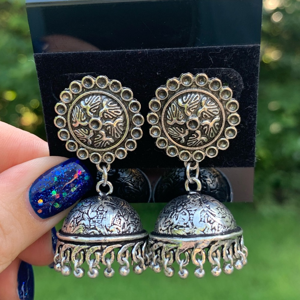 NWT Engraved Metal Fringe Shaker Earrings - Picture 4 of 6